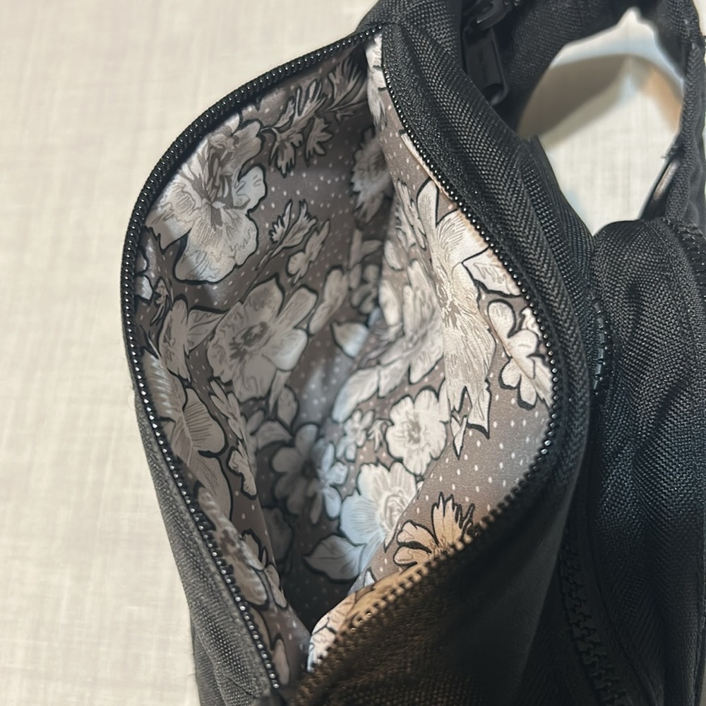 NWOT Vera Bradley Black Sling Bag - Picture 5 of 11